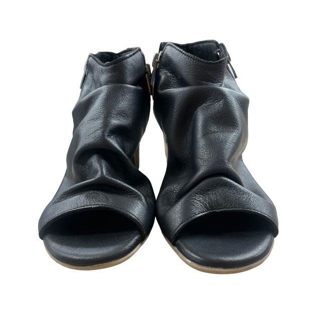 Gia-02 Black Leather